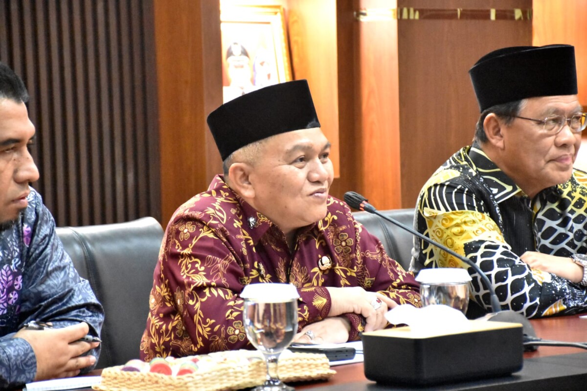Yusran Anizam usai menerima undangan resmi dari delegasi Kementerian Perdagangan Antara Bangsa, Industri, dan Pelaburan Sarawak di Kantor Bupati Kubu Raya, Kamis (25/6/2026).
