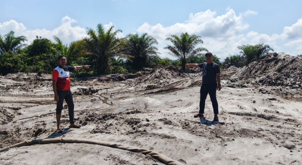 Anggota Unit Tipidter Polres Ketapang melakukan pengecekan langsung ke lokasi PETI yang masuk di konsensi PT Nova Anugerah Abadi. Foto Polres for Jurnalis.co.id
