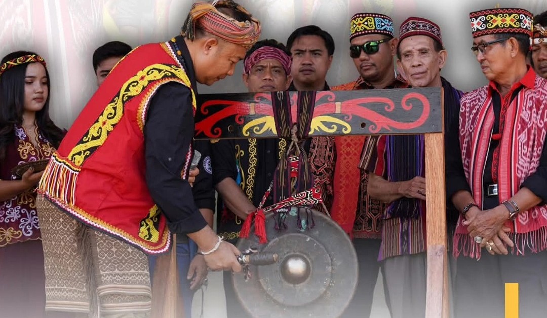 Bupati Alex memukul gong sebagai tanda dibukanya Gawai Adat Dayak VI di Kecamatan Nanga Tayap, Senin, 1 Juni 2026. Foto: Prokopim/Jurnalis.co.id