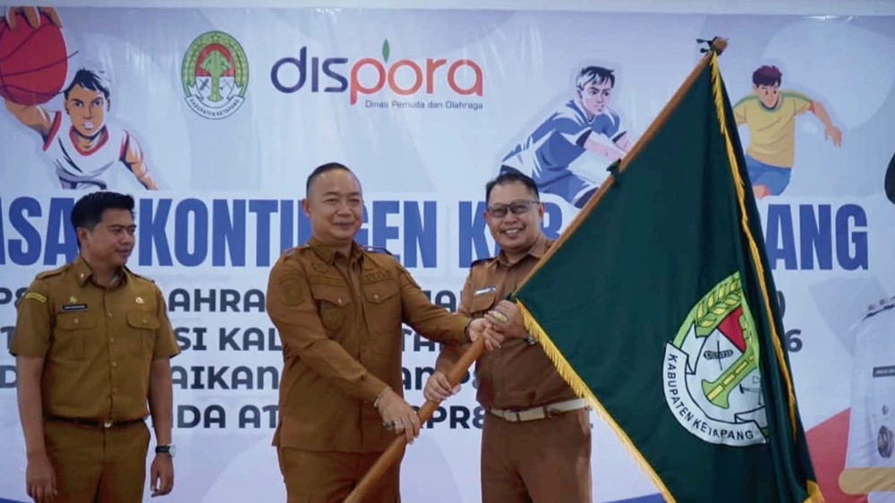 Bupati Alexander mengibarkan bendera kontingen Ketapang sebagai seremoni pelepasan atlet. Foto: Prokopim for Jurnalis.co.id