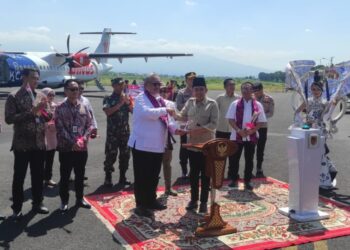 Bupati Gus Fawait berjabat tangan dengan Kapten Daniel, pilot Wings Air rute Jember ke Surabaya. Foto: Sigit Priyono/Jurnalis.co.id