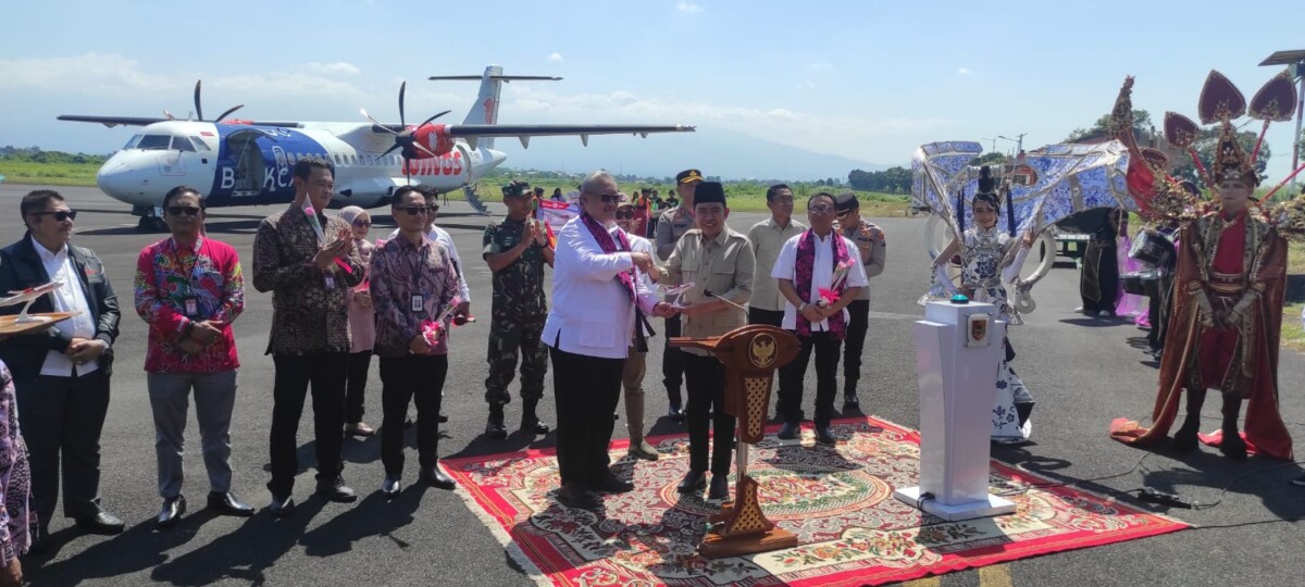 Bupati Gus Fawait berjabat tangan dengan Kapten Daniel, pilot Wings Air rute Jember ke Surabaya. Foto: Sigit Priyono/Jurnalis.co.id