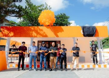 Bupati Ketapang, Alexander Wilyo bersama jajaran Forkopimda dan Owner Teduh Coffee melakukan pemotongan pita sebagai tanda resmi beroperasinya.