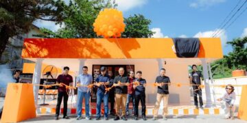 Bupati Ketapang, Alexander Wilyo bersama jajaran Forkopimda dan Owner Teduh Coffee melakukan pemotongan pita sebagai tanda resmi beroperasinya.