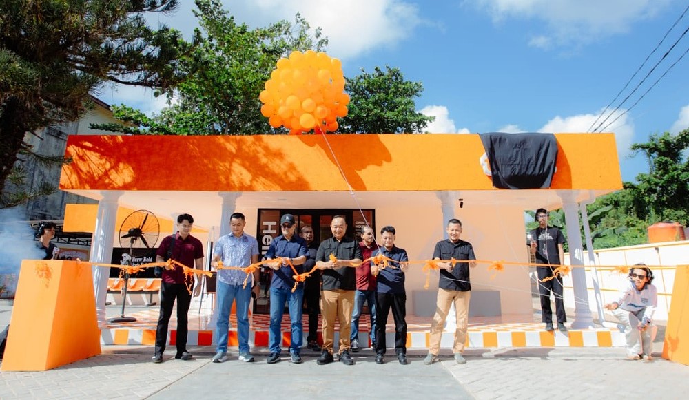 Bupati Ketapang, Alexander Wilyo bersama jajaran Forkopimda dan Owner Teduh Coffee melakukan pemotongan pita sebagai tanda resmi beroperasinya.