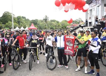 Bupati Ketapang, Alexander Wilyo, melepas peserta Fun Bike KSK Reborn pada Minggu, 31 Mei 2026. Foto Prokopim for Jurnalis.co.id