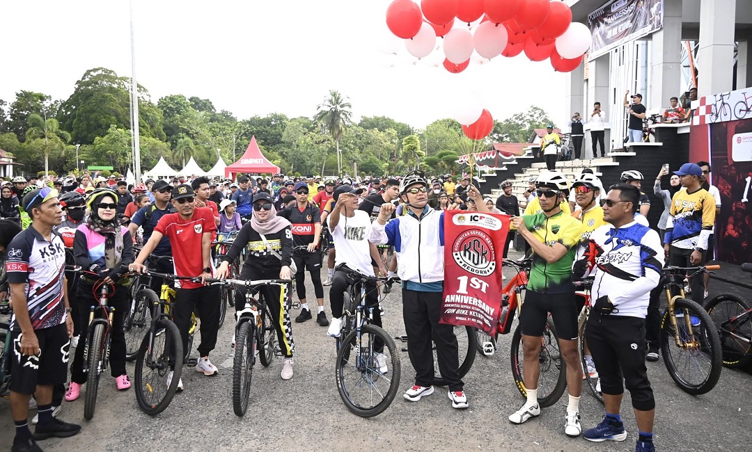 Bupati Ketapang, Alexander Wilyo, melepas peserta Fun Bike KSK Reborn pada Minggu, 31 Mei 2026. Foto Prokopim for Jurnalis.co.id