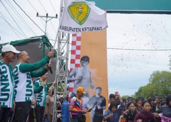 Bupati Ketapang, Alexander Wilyo, melepas peserta Fun Run 2026. Foto Prokopim for Jurnalis.co.id