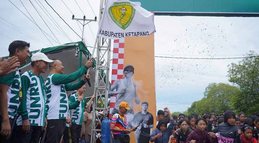 Bupati Ketapang, Alexander Wilyo, melepas peserta Fun Run 2026. Foto Prokopim for Jurnalis.co.id