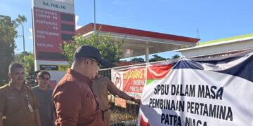Bupati Ketapang, Alexander Wilyo, meninjau langsung SPBU Sungai Laur yang saat ini sedang masa pembinaan Pertamina, Selasa, 9 Juni 2026.
