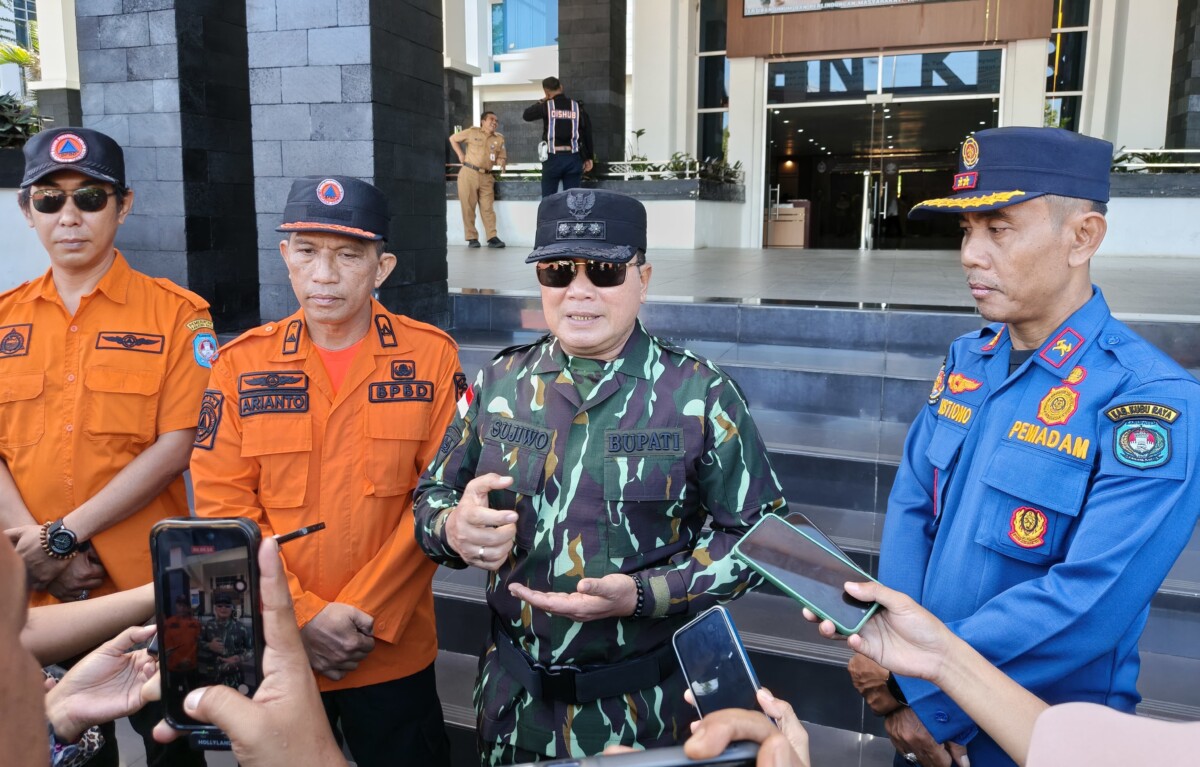 Bupati Kubu Raya, Sujiwo, diwawancarai wartawan usai apel kesiapsiagaan Karhutla, Selasa, 9 Juni 2026. Foto: Syamsul Arifin/Jurnalis.co.id