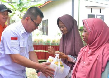 Bupati Romi Wijaya salurkan bantuan kepada warga Desa Pemangkat, Kecamatan Simpang Hilir, Kabupaten Kayong Utara