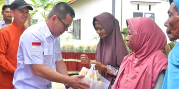 Bupati Romi Wijaya salurkan bantuan kepada warga Desa Pemangkat, Kecamatan Simpang Hilir, Kabupaten Kayong Utara