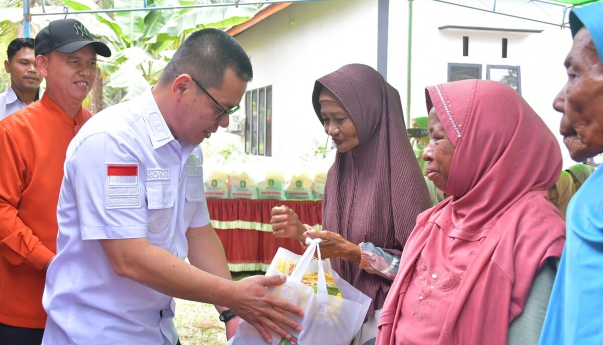 Bupati Romi Wijaya salurkan bantuan kepada warga Desa Pemangkat, Kecamatan Simpang Hilir, Kabupaten Kayong Utara