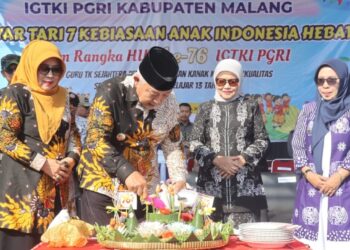 Bupati Sanusi memotong tumpeng pada peringatan HUT ke 76 IGTKI dan PGRI Kabupaten Malang, Sabtu, 30 Mei 2026. Foto Probohati Nur Hamzah