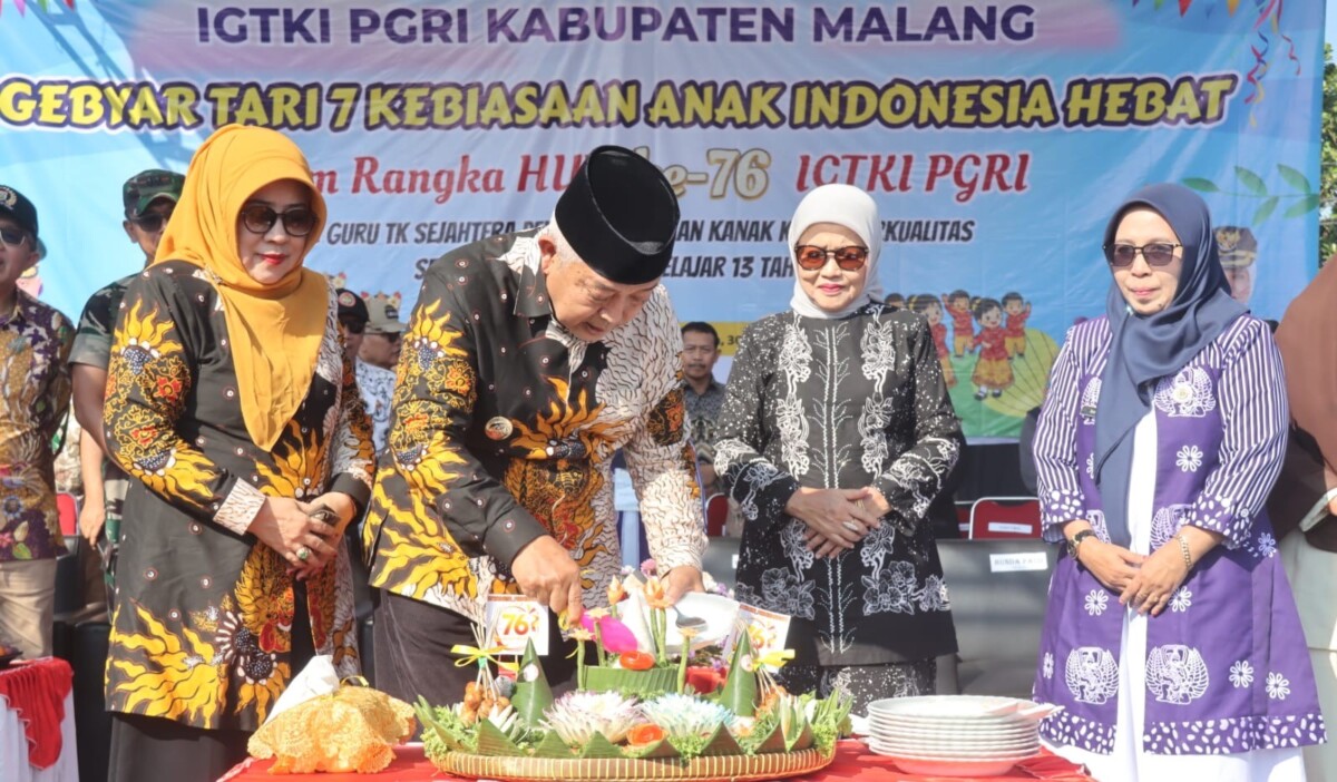 Bupati Sanusi memotong tumpeng pada peringatan HUT ke 76 IGTKI dan PGRI Kabupaten Malang, Sabtu, 30 Mei 2026. Foto Probohati Nur Hamzah