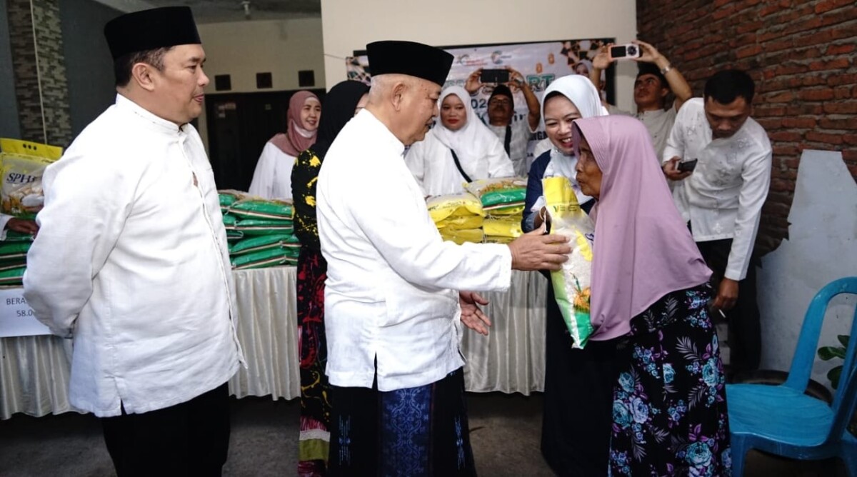 Bupati Sanusi menyerahkan bantuan beras kepada seorang lansia di Kecamatan Pakis, Jumat, 12 Juni 2026 pagi.
