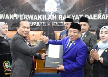 Bupati Sujiwo (kiri) menyerahkan laporan pertanggung jawaban APBD 2025 kepada DPRD Kubu Raya, Senin, 15 Juni 2026. Foto: Syamsul Arifin/Jurnalis.co.id