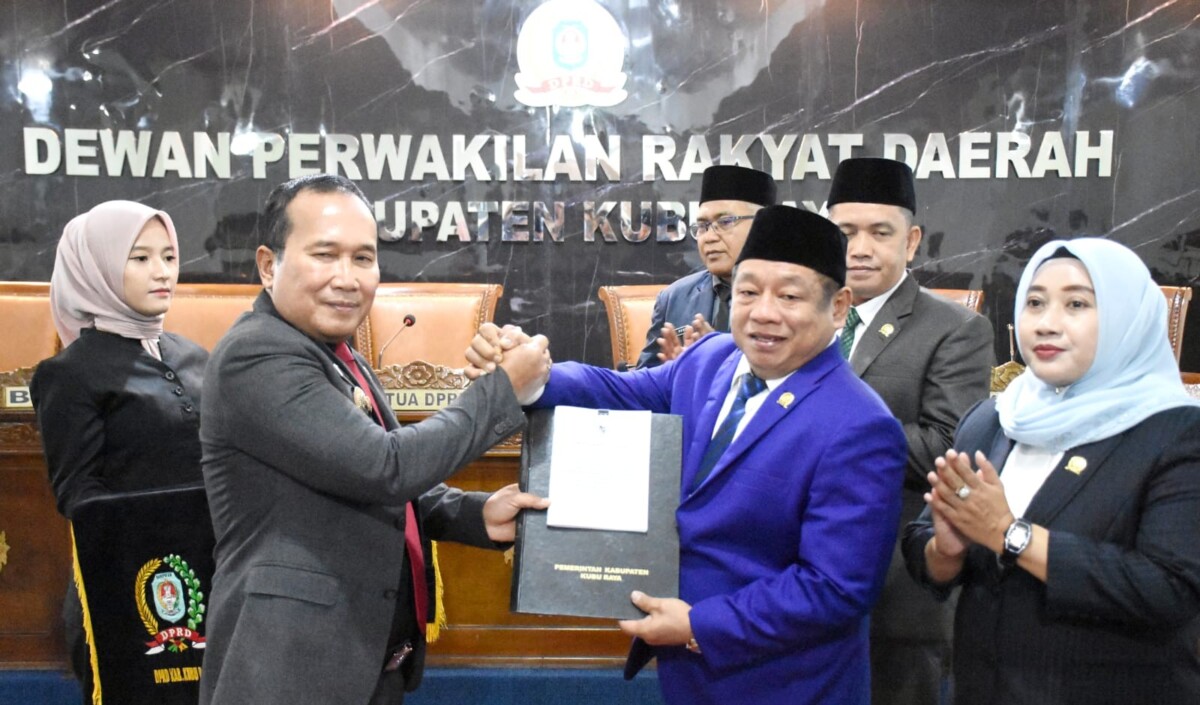 Bupati Sujiwo (kiri) menyerahkan laporan pertanggung jawaban APBD 2025 kepada DPRD Kubu Raya, Senin, 15 Juni 2026. Foto: Syamsul Arifin/Jurnalis.co.id