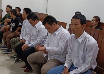 Empat terdakwa (kemeja putih) kasus PETI di Boyan Tanjung menjalani persidangan di Pengadilan Negeri Putussibau. Foto: Taufiq AS/Jurnalis.co.id