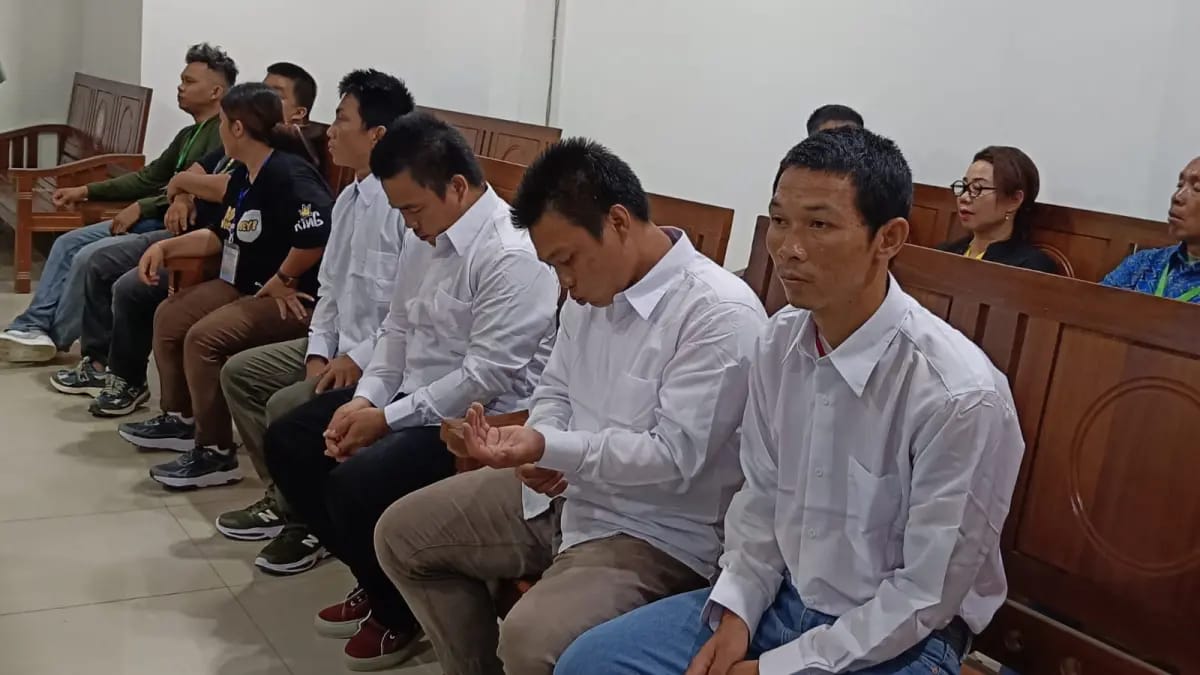 Empat terdakwa (kemeja putih) kasus PETI di Boyan Tanjung menjalani persidangan di Pengadilan Negeri Putussibau. Foto: Taufiq AS/Jurnalis.co.id