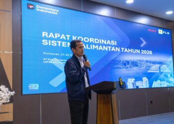 General Manager PLN UIP3B Kalimantan, Riko Ramadhano Budiawan, menyampaikan sambutan pada Rapat Koordinasi Sistem Kalimantan Tahun 2026 yang berlangsung di Pontianak.