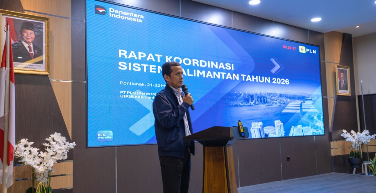 General Manager PLN UIP3B Kalimantan, Riko Ramadhano Budiawan, menyampaikan sambutan pada Rapat Koordinasi Sistem Kalimantan Tahun 2026 yang berlangsung di Pontianak.