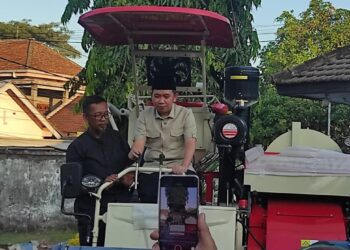 Gus Fawait melakukan uji coba mesin Combine Harvester, sebelum dibagikan kepada Gapoktan di Jember. Foto: Sigit Priyono/Jurnalis.co.id
