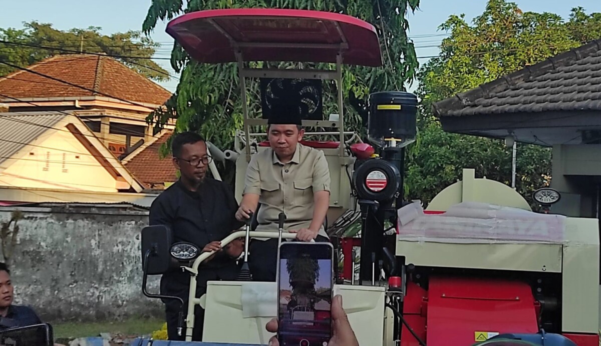 Gus Fawait melakukan uji coba mesin Combine Harvester, sebelum dibagikan kepada Gapoktan di Jember. Foto: Sigit Priyono/Jurnalis.co.id