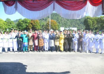 Romi Wijaya, saat membacakan sambutan Gubernur Kalbar pada Upacara Peringatan Hari Jadi Ke 19 Kabupaten Kayong Utara, di Halaman Dinas Pendidikan, Sukadana, Jumat (26/6/2026).