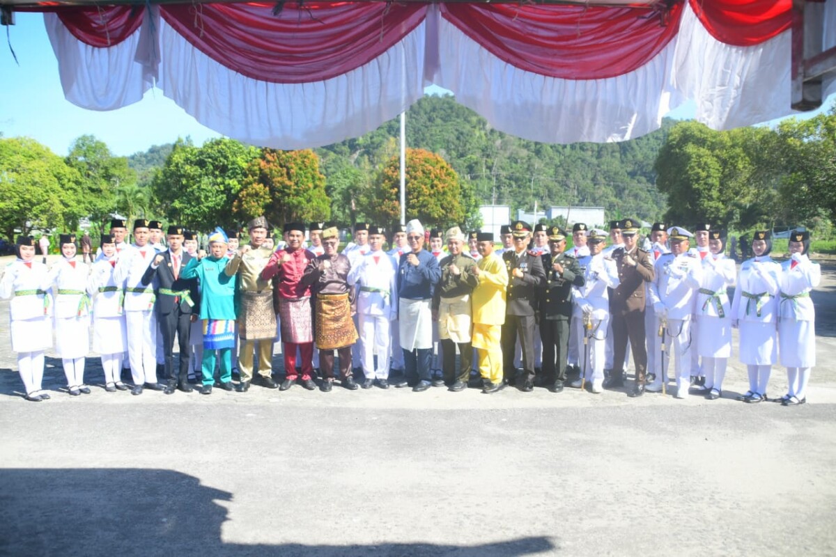 Romi Wijaya, saat membacakan sambutan Gubernur Kalbar pada Upacara Peringatan Hari Jadi Ke 19 Kabupaten Kayong Utara, di Halaman Dinas Pendidikan, Sukadana, Jumat (26/6/2026).