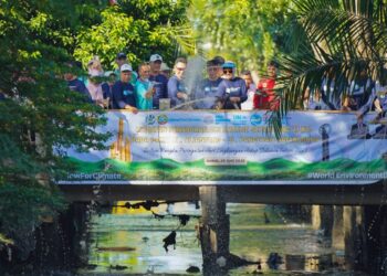 Wali Kota Pontianak Edi Rusdi Kamtono menyemprotkan cairan eco enzyme secara simbolis ke parit depan Kantor Terpadu Jalan Alianyang.
