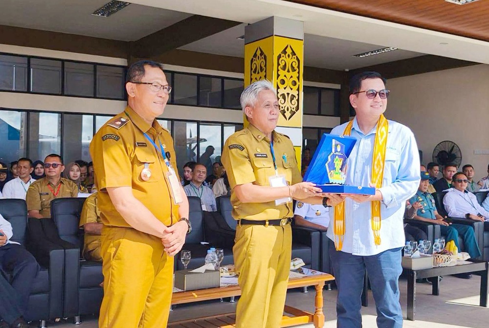 Penyerahan cinderamata dari Pemkab Ketapang kepada manajemen Fly Jaya. Foto: Ist.
