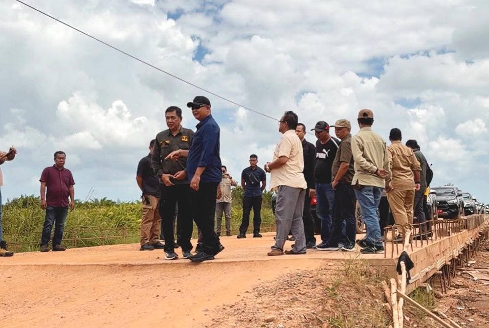 Bupati Alex bersama rombongan saat meninjau ruas jalan Pelang - Kepuluk. Foto: Ist.