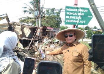 Bupati Kubu Raya Sujiwo saat penertiban kawasan Pasar Sungai Kakap, Kecamatan Sungai Kakap, Senin (29/6/2026).