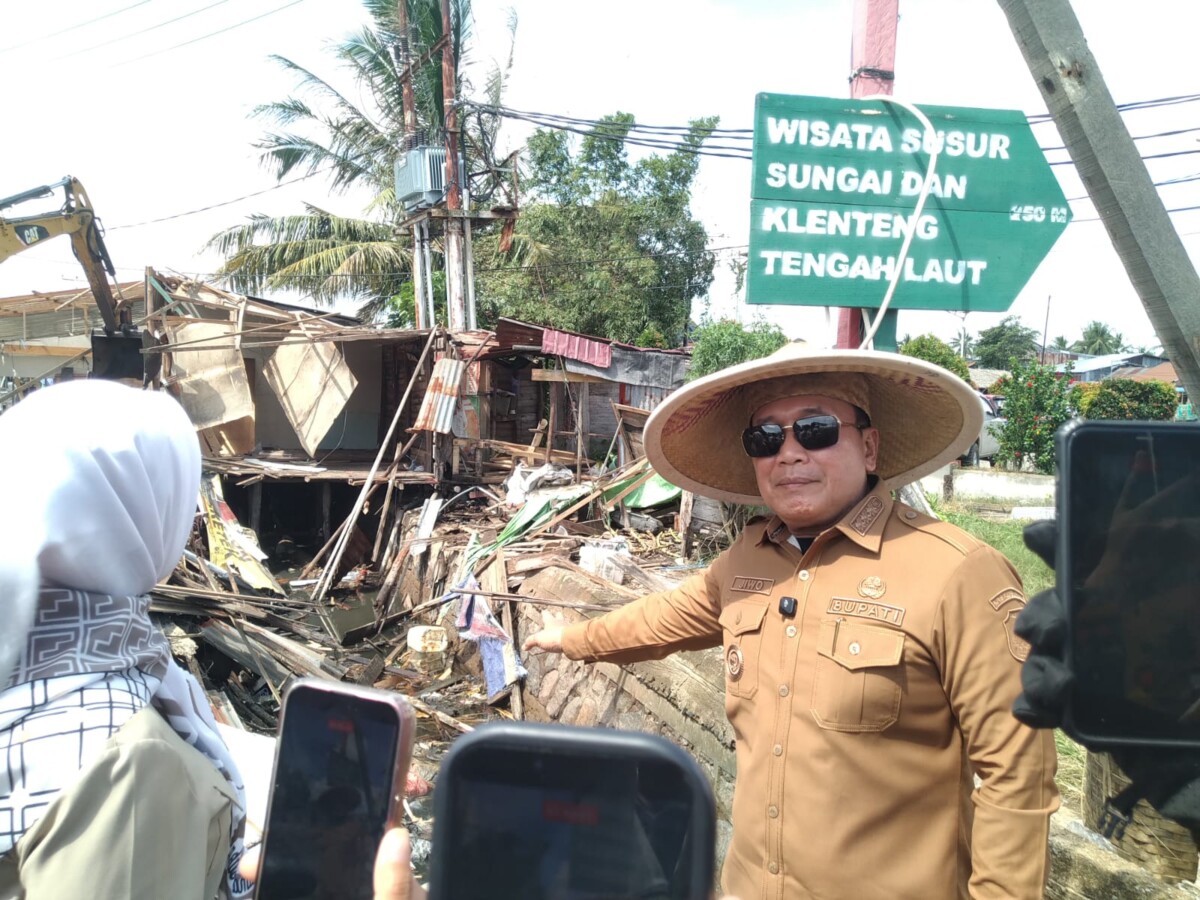 Bupati Kubu Raya Sujiwo saat penertiban kawasan Pasar Sungai Kakap, Kecamatan Sungai Kakap, Senin (29/6/2026). 
