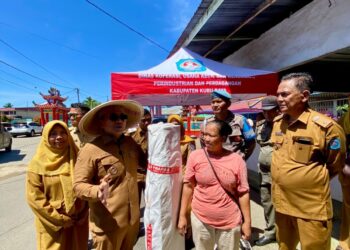 Sujiwo tertibkan lapak pedagang liar di kawasan Pasar Sungai Kakap, Kecamatan Sungai Kakap, Senin (29/6/2026).