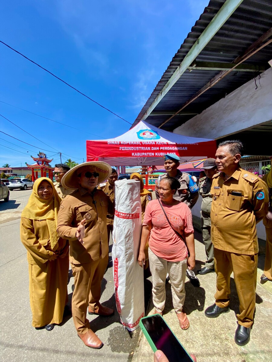 Sujiwo tertibkan lapak pedagang liar di kawasan Pasar Sungai Kakap, Kecamatan Sungai Kakap, Senin (29/6/2026). 