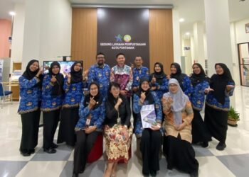 Kepala Dinas Perpustakaan dan Kearsipan (Disperpusip) Kota Pontianak, Rendrayani bersama staff dan jajaran.