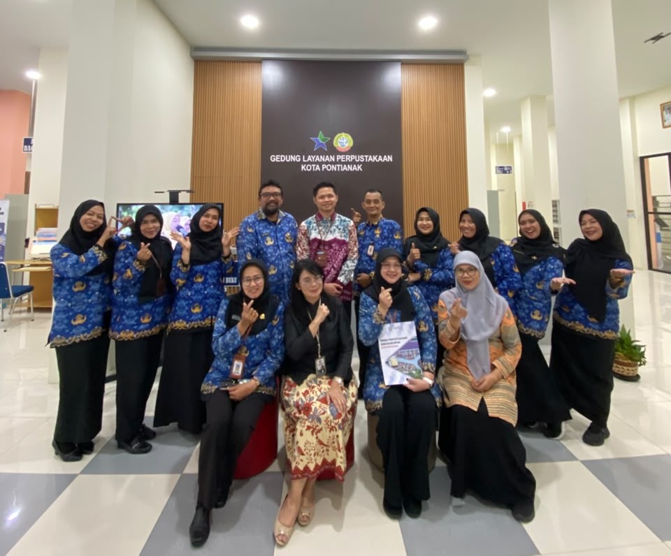 Kepala Dinas Perpustakaan dan Kearsipan (Disperpusip) Kota Pontianak, Rendrayani bersama staff dan jajaran.
