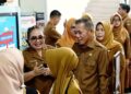 Jamhuri Amir bercengkrama dengan petugas RSUD dr Agoesdjam Ketapang, Senin, 8 Juni 2026.