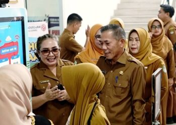 Jamhuri Amir bercengkrama dengan petugas RSUD dr Agoesdjam Ketapang, Senin, 8 Juni 2026.