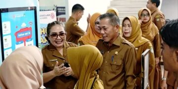 Jamhuri Amir bercengkrama dengan petugas RSUD dr Agoesdjam Ketapang, Senin, 8 Juni 2026.