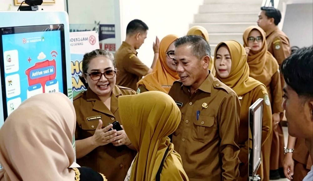 Jamhuri Amir bercengkrama dengan petugas RSUD dr Agoesdjam Ketapang, Senin, 8 Juni 2026.