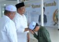 Juara Qari Internasional, Zian Fahrezi mencium tangan Bupati Alexander sebelum pembukaan MTQ Tingkat Kabupaten Ketapang, Sabtu, 13 Juni 2026. Foto Prokopim for Jurnalis.co.id