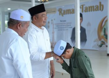 Juara Qari Internasional, Zian Fahrezi mencium tangan Bupati Alexander sebelum pembukaan MTQ Tingkat Kabupaten Ketapang, Sabtu, 13 Juni 2026. Foto Prokopim for Jurnalis.co.id