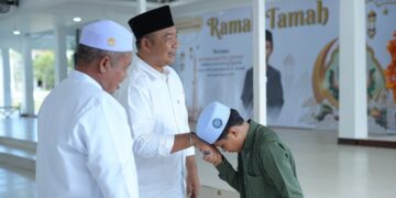 Juara Qari Internasional, Zian Fahrezi mencium tangan Bupati Alexander sebelum pembukaan MTQ Tingkat Kabupaten Ketapang, Sabtu, 13 Juni 2026. Foto Prokopim for Jurnalis.co.id