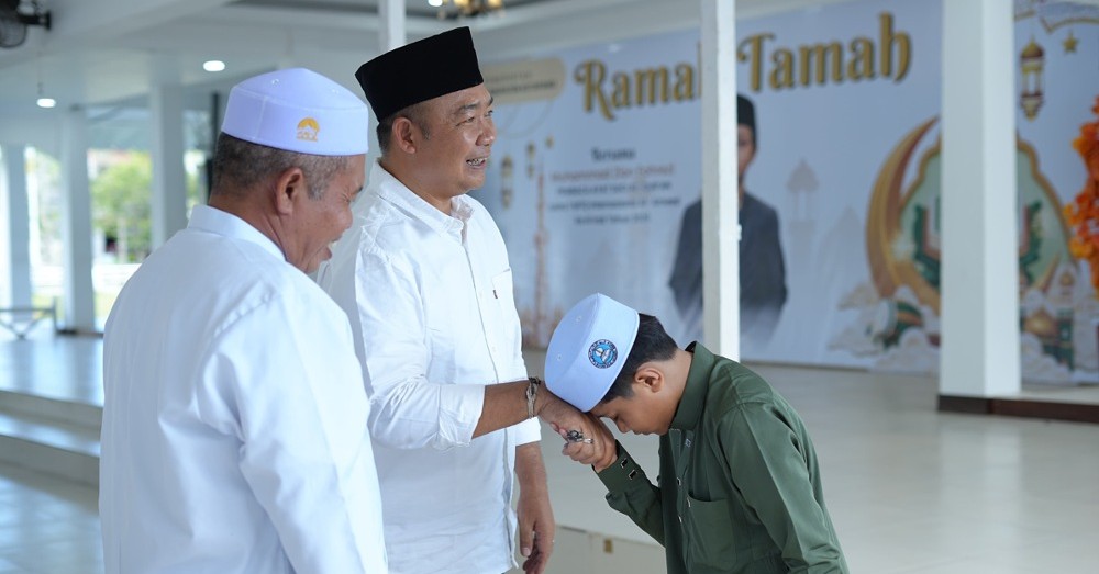 Juara Qari Internasional, Zian Fahrezi mencium tangan Bupati Alexander sebelum pembukaan MTQ Tingkat Kabupaten Ketapang, Sabtu, 13 Juni 2026. Foto Prokopim for Jurnalis.co.id