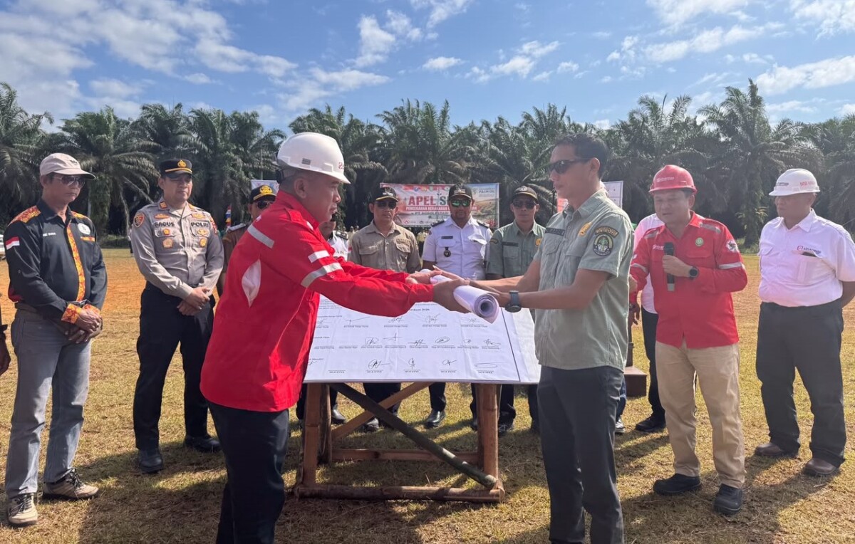 Penandatanganan komitmen bersama sebagai upaya kolaboratif pemerintah, aparat, masyarakat, dan perusahaan dalam memperkuat pencegahan Karhutla di Kabupaten Ketapang