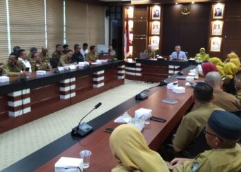 Sekda Kubu Raya, Yusran, memimpin rapat koordinasi pemantauan dan evaluasi pencegahan korupsi pada Senin, 15 Juni 2026. Foto: Syamsul Arifin/Jurnalis.co.id